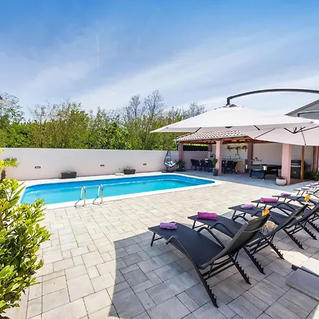 Awesome In With Outdoor Swimming Pool *