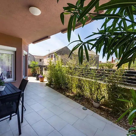 Awesome In With Outdoor Swimming Pool *