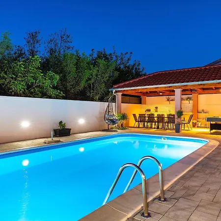 Awesome In With Outdoor Swimming Pool *
