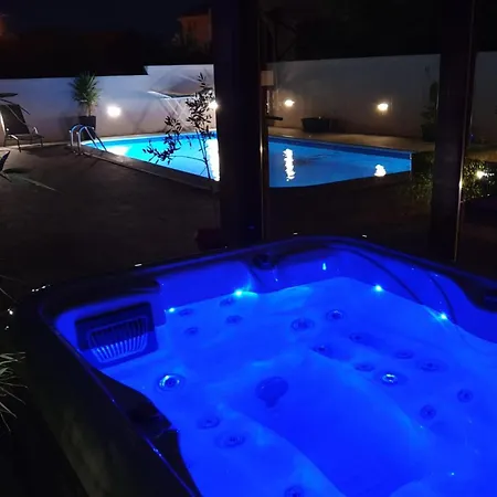 Hébergement de vacances Awesome In With Outdoor Swimming Pool