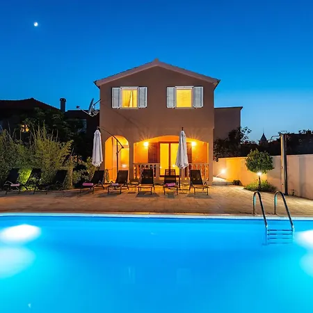 Awesome In With Outdoor Swimming Pool *