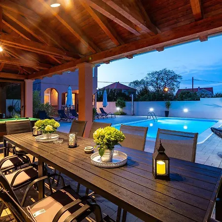 Awesome In With Outdoor Swimming Pool Hébergement de vacances