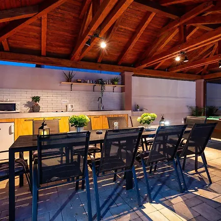 Awesome In With Outdoor Swimming Pool Hébergement de vacances *