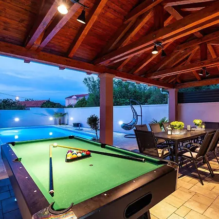 Awesome In With Outdoor Swimming Pool Hébergement de vacances